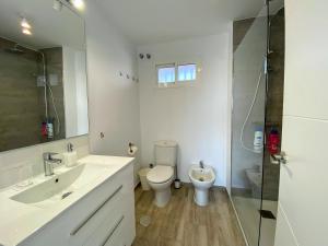 Kúpeľňa v ubytovaní Cortijo Blanco Beachfront - EaW Homes