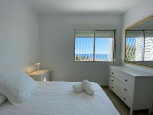 Posteľ alebo postele v izbe v ubytovaní Cortijo Blanco Beachfront - EaW Homes