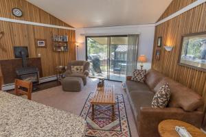 uma sala de estar com um sofá e uma mesa em Gold Camp C75 em Breckenridge