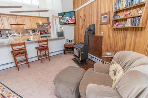 uma sala de estar com um sofá e um fogão em Gold Camp C75 em Breckenridge