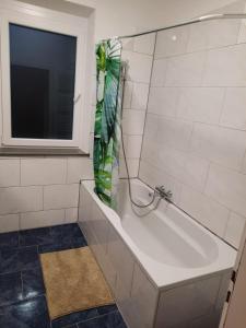 uma casa de banho com uma banheira e uma janela em Apartment Wildbad em Bad Wildbad