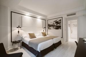 A bed or beds in a room at Hotel Abando