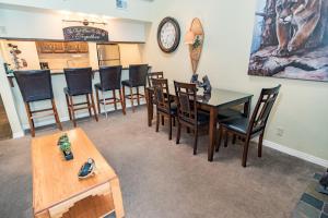 Kuchyň nebo kuchyňský kout v ubytování Mountainside Snowview Condo : Cool Frisco Location