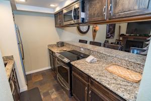 Kuchyň nebo kuchyňský kout v ubytování Mountainside Snowview Condo : Cool Frisco Location