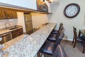 Kuchyň nebo kuchyňský kout v ubytování Mountainside Snowview Condo : Cool Frisco Location + 18 fotografií