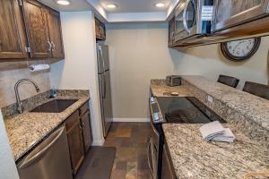 Kuchyň nebo kuchyňský kout v ubytování Mountainside Snowview Condo : Cool Frisco Location