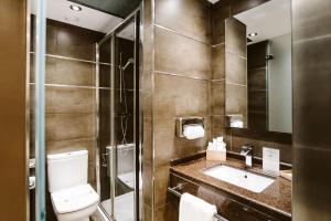 A bathroom at Hotel Abando