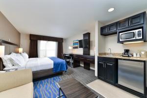 Ett kök eller pentry på Holiday Inn Express Hotel & Suites St. Louis West-O'Fallon, an IHG Hotel