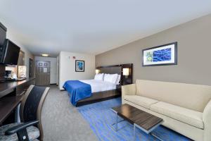 En tv och/eller ett underhållningssystem på Holiday Inn Express Hotel & Suites St. Louis West-O'Fallon, an IHG Hotel