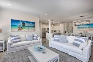 uma sala de estar com dois sofás brancos e uma cozinha em Luxury Home on Golf Course Walk to the Beach! em Seaside
