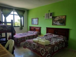 Postel nebo postele na pokoji v ubytování Hotel Real del Quijote a sólo 50 metros de la playa
