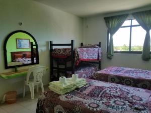 Postel nebo postele na pokoji v ubytování Hotel Real del Quijote a sólo 50 metros de la playa