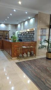 Duży pokój z biblioteką z biurkiem i dużym dywanem w obiekcie Apartamento Calle Mauricio Legendre w Madrycie +12 zdjęć