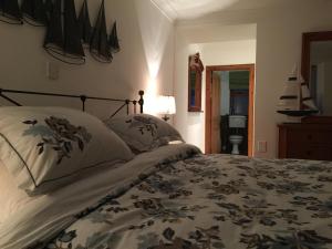 Un dormitorio con una cama grande con almohadas. en Sealladh Sona, en Inverness