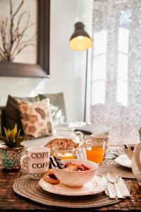 einen Tisch mit einem Teller mit Speisen und Orangensaft in der Unterkunft Renovated Charming Apartment, By TimeCooler in Lissabon