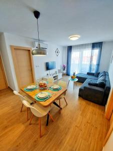 sala de estar con mesa y sofá en Tusculum apartment Solin, en Solin