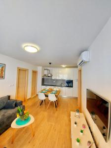ein Wohnzimmer mit einem Sofa und einem Tisch in der Unterkunft Tusculum apartment Solin in Solin