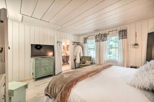 Ένα ή περισσότερα κρεβάτια σε δωμάτιο στο Strawberry Hill Cabin 5 Mi to Skiing and Lake
