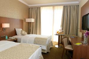 سرير أو أسرّة في غرفة في Treffen House Doha - Souq Waqif and next to Msheireb Metro Station