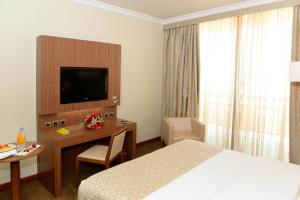 تلفاز و/أو أجهزة ترفيهية في Treffen House Doha - Souq Waqif and next to Msheireb Metro Station