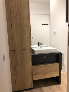 a bathroom with a sink and a mirror at Le Banc Bourguignon in Saint-Leu