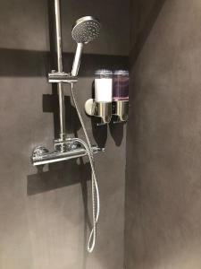 a bathroom with a hair dryer and a microphone at Le Banc Bourguignon in Saint-Leu