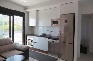 Een keuken of kitchenette bij White luxury apartment