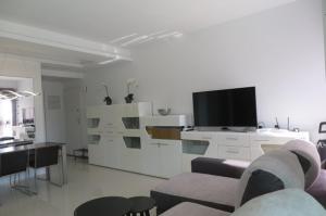 Μια τηλεόραση ή/και κέντρο ψυχαγωγίας στο White luxury apartment