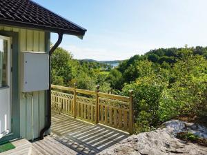 Casa con terraza de madera con vistas en 9 person holiday home in ASKER ARNA, en Råssön