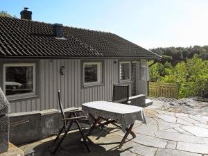 una mesa y sillas frente a una casa en 9 person holiday home in ASKER ARNA, en Råssön