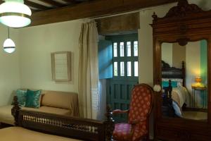 sala de estar con sofá y espejo en Casa Rural Priorato San Martín, en Amés