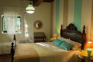 - une chambre avec un grand lit et 2 tables dans l'établissement Casa Rural Priorato San Martín, à Amés