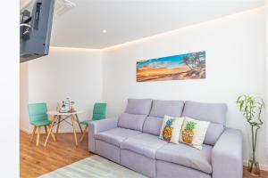 uma sala de estar com um sofá e uma mesa em Golden Sea Horizon em Funchal