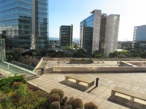 un parque con dos bancos y algunos edificios en Panoramic in Travel, Parque das Nações, en Lisboa 9 fotos más