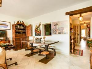 uma sala de jantar com uma mesa de madeira e cadeiras em Belvilla by OYO Apartment in SAN ROQUE CADIZ em Sotogrande