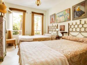 - une chambre avec 2 lits et une fenêtre dans l'établissement Belvilla by OYO Apartment in SAN ROQUE CADIZ, à Sotogrande