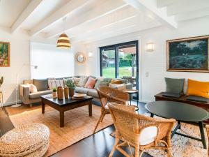 sala de estar con sofá, mesas y sillas en Splendid Villa in Sart Jalhay with Swimming Pool en Nivezé