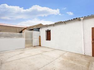Snug Holiday Home in Valladolid with Private Poolにあるバルコニーまたはテラス