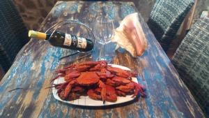 un plato de langosta en una mesa con una botella de vino en Mar y Montaña, en Ferrol