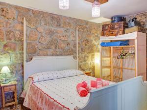 ein Schlafzimmer mit einem Bett mit rosa Hausschuhen darauf in der Unterkunft Rural apartment with Spa and common areas in Galapagar