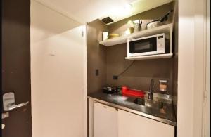 Il comprend une petite cuisine équipée d'un évier et d'un four micro-ondes. dans l'établissement Studio Obelisco, à Buenos Aires