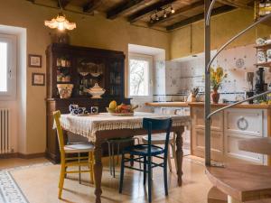 摩德納的住宿－Soulful Holiday Home in Modena wth Garden，一间厨房,里面配有桌椅