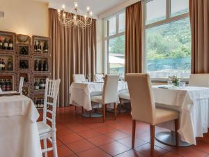 Restaurace v ubytování Tasteful Holiday Home in Folignio with Garden