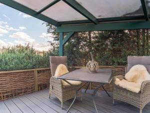 un patio con mesa y sillas en una terraza en Holiday home with terrace next to the forest, en Allrode