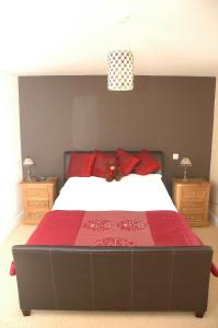 Una cama o camas en una habitación de Queens Head