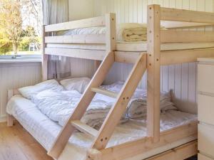 Bunk bed o mga bunk bed sa kuwarto sa Holiday home Hals III