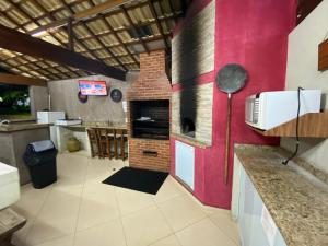 Кухня або міні-кухня у Aconchegante casa com piscina e lazer completo