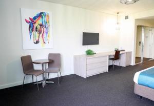 Mantra Melbourne Melton客房内的一张或多张床位