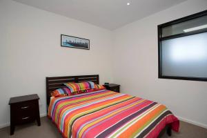Giường trong phòng chung tại Whitewater Apartment 208