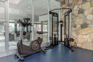 Fitness centrum a/nebo fitness zařízení v ubytování Super 8 by Wyndham Macleod Trail Calgary